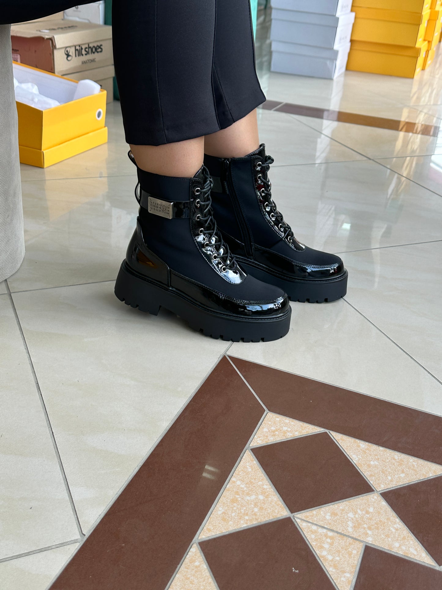 Qizme për femra SH001