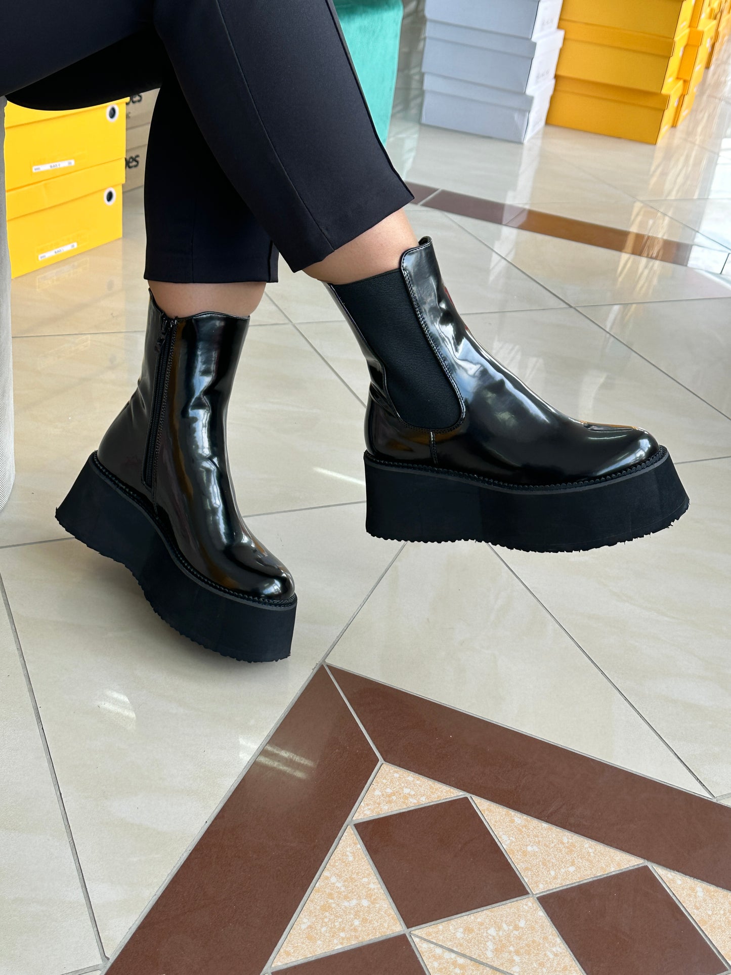 Qizme për femra SH032